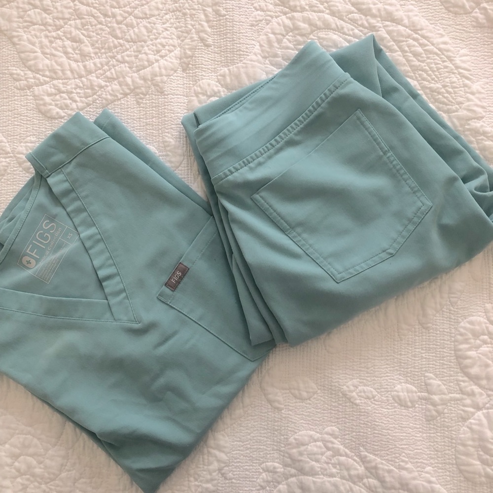 FIGS sea foam set! Catarina top and Zamora bottom